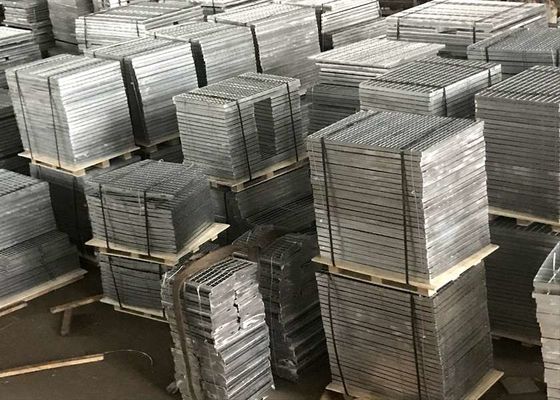 kaufen Hochleistungs-824mm Stahlgitter 30X4 täfelt Boden-Schmiede-Gehweg galvanisiertes Stahlgitter online manufacture